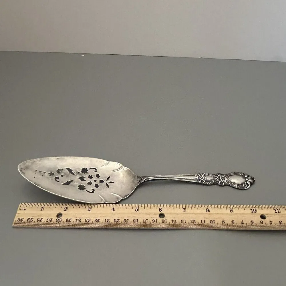 1847 Rogers Bros IS Silver Plated Heritage 1953 Pierced Pie/Cake Server